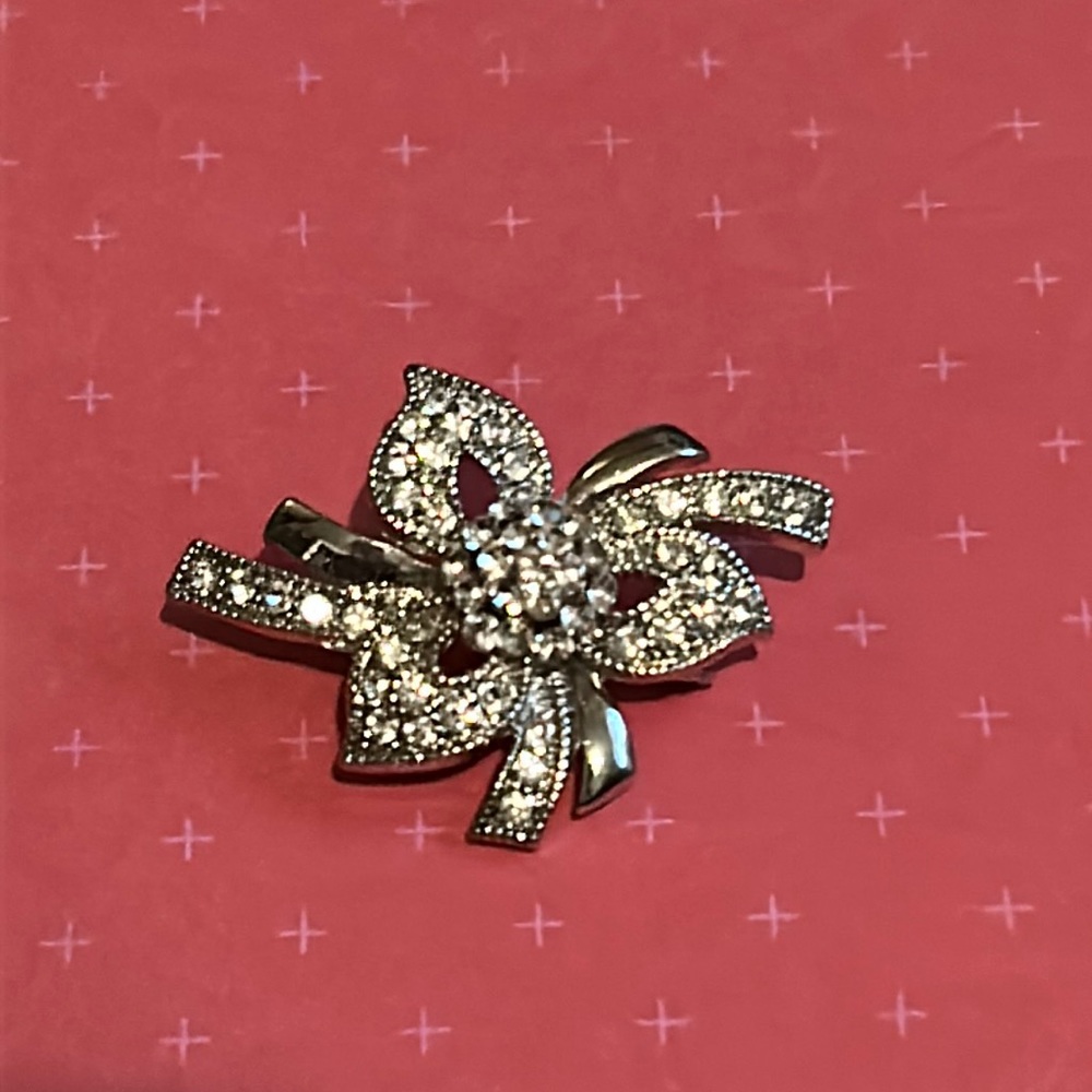 Vintage floral rhinestone brooch.